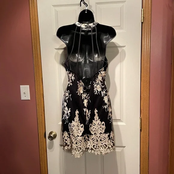 Halter style cocktail dress - Picture 2 of 3
